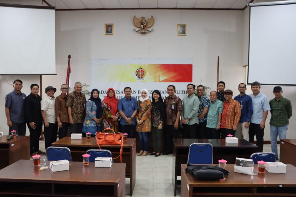 YOGYAKARTA – Komisi A DPRD Provinsi Jawa Tengah melakukan kunjungan kerja ke Daerah Istimewa Yogyakarta, Jumat (19/9/2025), guna studi komparasi strategi penanganan konflik sosial dan penanggulangan premanisme. Rombongan dipimpin Ketua Komisi A Imam Teguh, didampingi Wakil Ketua Mukafi Fadli serta jajaran Badan Kesbangpol Jateng. Mereka diterima langsung Kepala Badan Kesbangpol DIY, Lilik Andi Aryanto.