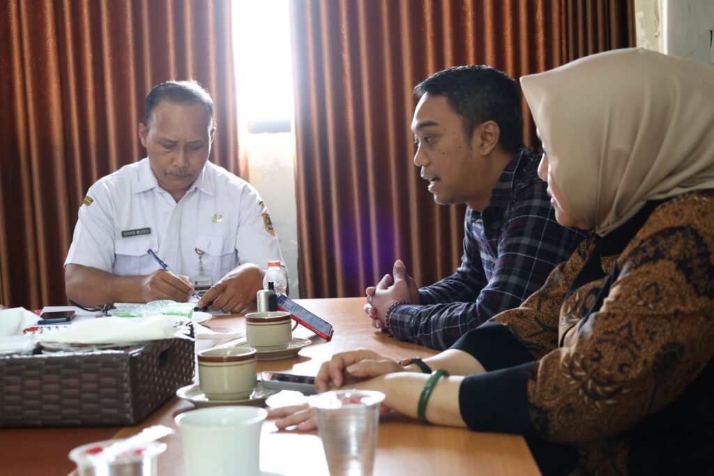 KENDAL - Dalam rangka menindaklanjuti Laporan Hasil Pemeriksaan (LHP) Badan Pemeriksa Keuangan (BPK) 2024, Komisi E DPRD Provinsi Jateng menyambangi Panti Pelayanan Sosial Lanjut Usia (PPSLU) Cepiring Kabupaten Kendal, Rabu (29/10/2025). Kegiatan serupa juga dilaksanakan di Rumah Pelayanan Sosial Disabilitas Mental (RPSDM) di Banjarsari Kecamatan Talun Kabupaten  Pekalongan, Kamis (30/10/2025).