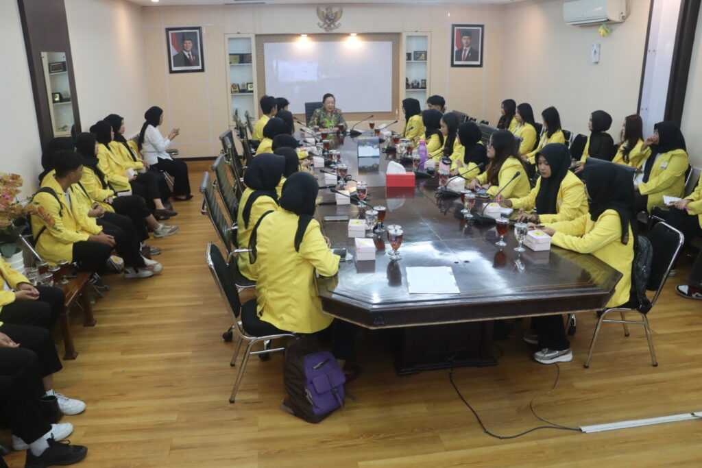 GEDUNG BERLIAN - Pada Senin (27/10/2025), tampak puluhan mahasiswa berjas kuning memasuki lobi Gedung Berlian. Mereka datang bukan untuk berunjuk rasa, melainkan ingin 'belajar' soal lembaga legislatif.