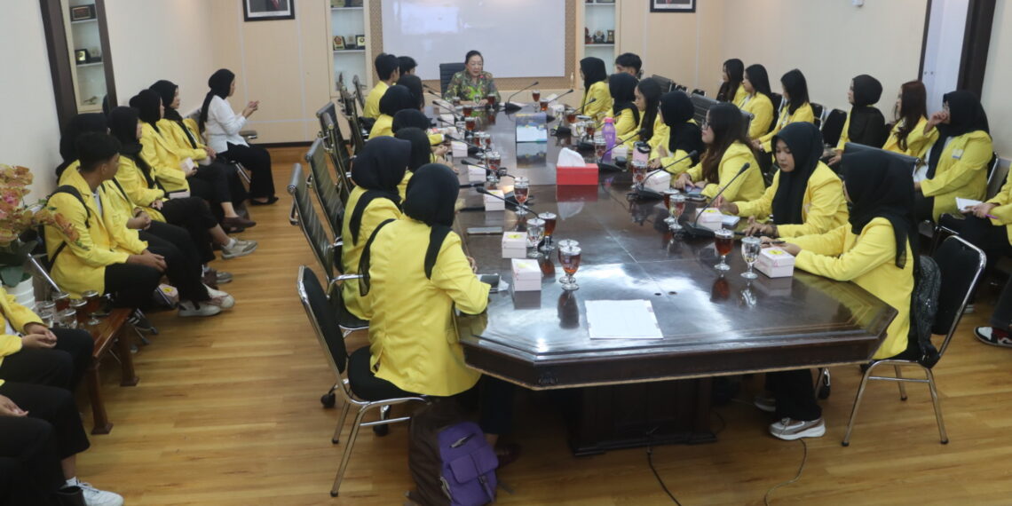 Mahasiswa Unnes Belajar Legislatif di Gedung Berlian