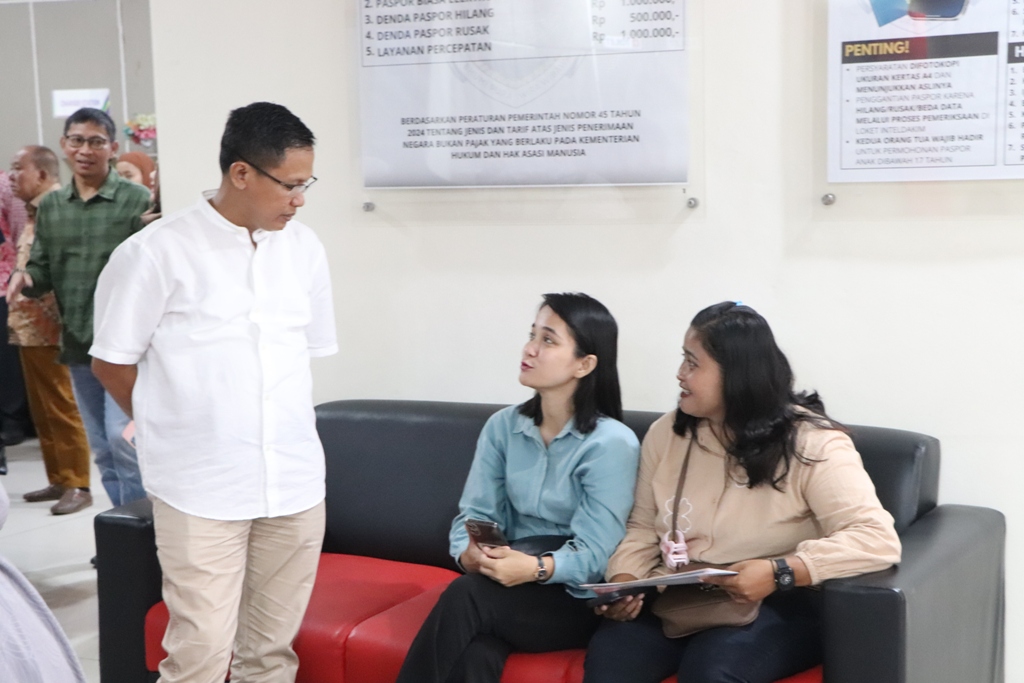 BANYUMAS - Komisi A DPRD Provinsi Jawa Tengah mengapresiasi Mal Pelayanan Publik (MPP) milik Dinas Penanaman Modal dan Perizinan Terpadu Satu Pintu (DPMPTSP) Kabupaten Banyumas. Hal itu disampaikan Ketua Komisi A Imam Teguh Purnomo saat berkunjung ke MPP Banyumas, Jumat (24/10/2025).