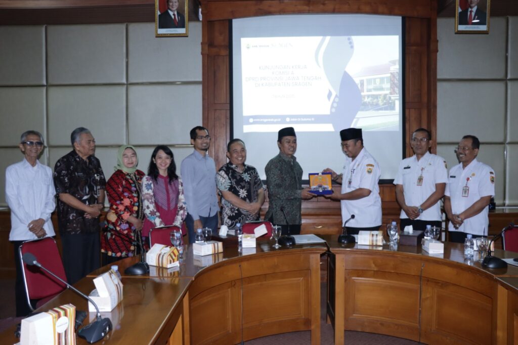 SRAGEN – Bupati Sragen Sigit Pamungkas menerima langsung kunjungan kerja Komisi A DPRD Jateng, Rabu (29/10/2025). Pertemuan dilaksanakan di Pandapa Kabupaten, dengan dihadiri langsung sejumlah OPD dari Pemkab Sragen.
