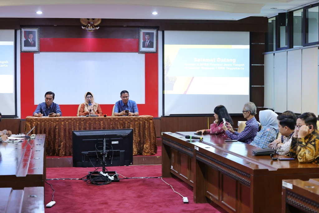 YOGYAKARTA – Dalam upaya persiapan penugasan PPPK Paruh Waktu, Komisi A DPRD Jateng berkunjung ke Kantor Regional I Badan Kepegawaian Negara (BKN) di Sleman, Senin (3/11/2025). Memimpin rombongan Ketua Komisi A Imam Teguh Purnomo beserta BKD Provinsi Jawa Tengah diterima langsung oleh Kepala Kantor Regional I BKN Yogyakarta Sri Widayanti.