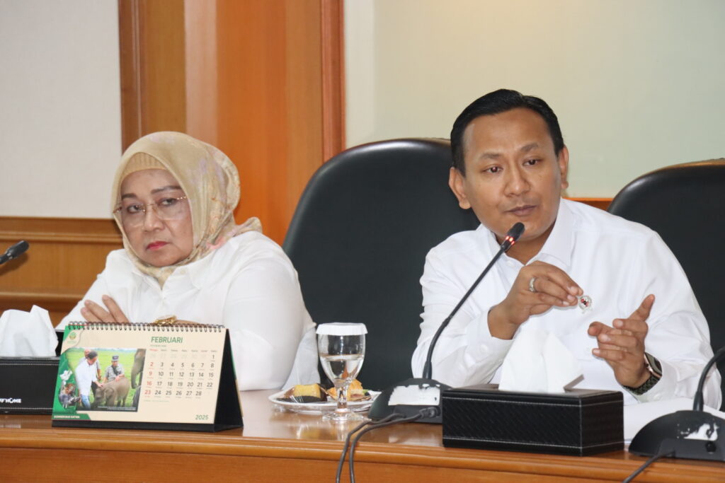 ​JAKARTA – Komisi B DPRD Provinsi Jateng menyambangi Kantor Kementerian Kehutanan (Kemenhut), Rabu (3/12/2025). Langkah itu diambil sebagai respons atas penurunan anggaran kehutanan 2026 dan mendesaknya kebutuhan rehabilitasi lahan kritis di wilayah Jateng.