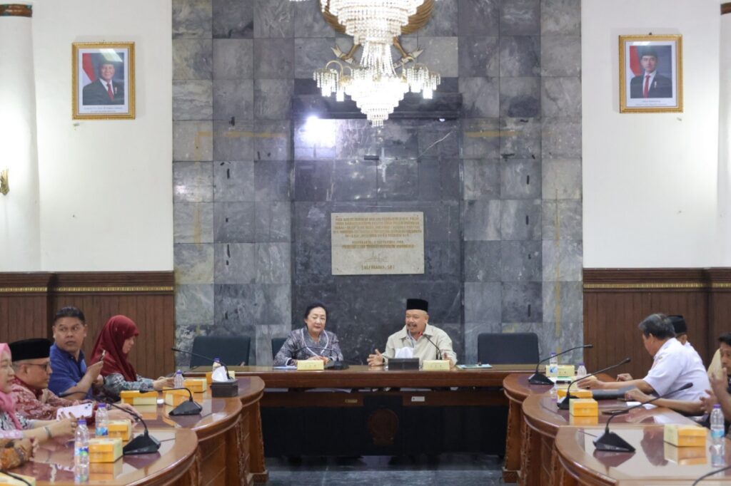 YOGYAKARTA – Komisi E DPRD Provinsi berkunjung ke kantor Sekretariat DPRD (Setwan) Daerah Istimewa (DI) Yogyakarta, Rabu (3/12/2025). Kunjungan itu berfokus pada upaya peningkatan kualitas pelayanan sosial masyarakat, khususnya melalui status Badan Layanan Umum Daerah (BLUD) di rumah sakit (RS) dan Sekolah Menengah Kejuruan (SMK), serta implementasi sistem pembayaran retribusi non-tunai (QRIS).