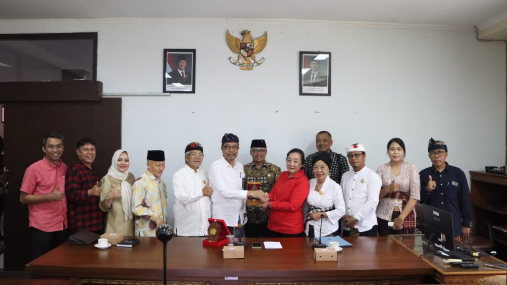 DENPASAR – Komisi E DPRD Provinsi Jateng menyoroti persoalan pelestarian budaya. Hal itu terlihat saat Komisi E berdiskusi dengan Dinas Kebudayaan dan Dinas Pemajuan Adat Provinsi Bali, Jumat (12/12/2025).