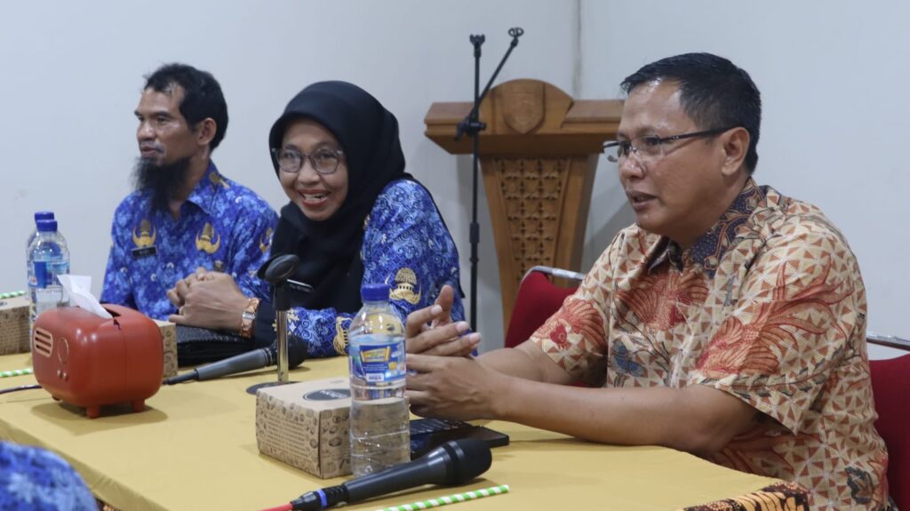 BATANG – Komisi A DPRD Provinsi Jateng memantau perkembangan 2 Lembaga Penyiaran Publik Lokal (LPPL) di Kabupaten Batang dan Kabupaten Kendal, Selasa-Rabu (16-17/12/2025). Kunjungan itu bertujuan untuk memetakan kendala yang dihadapi radio milik pemerintah daerah agar tetap eksis di tengah gempuran era digitalisasi.