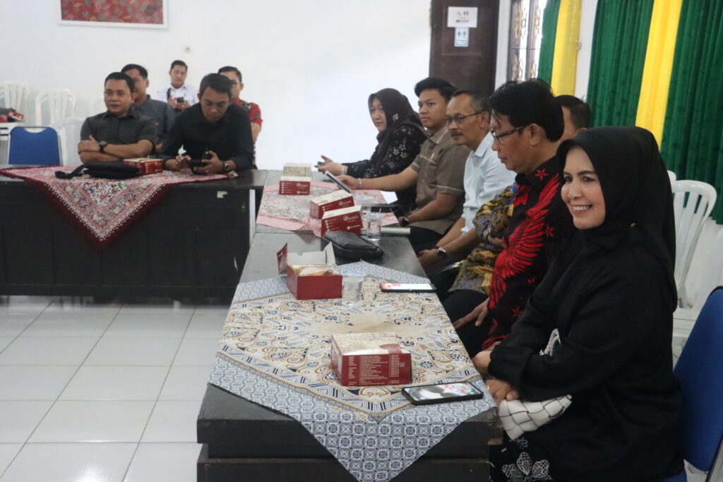 PEKALONGAN - Perlindungan terhadap tenaga kerja harus menyeluruh, termasuk pekerja di aektor informal. Hal itulah yang menjadi sorotan Komisi E DPRD Provinsi Jateng, saat berdiskusi dengan Dinas Perindustrian & Tenaga Kerja (Dinperinaker) Kota Pekalongan, Rabu (17/12/2025).