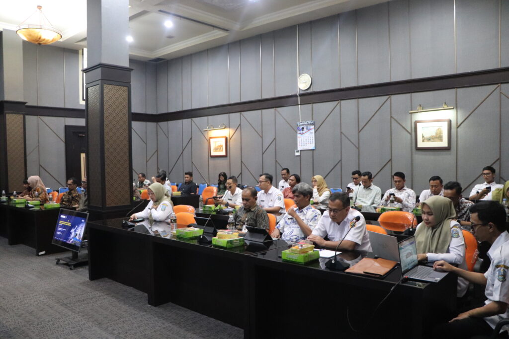 SURABAYA - Komisi A DPRD Provinsi Jateng kini fokus pada penyusunan Raperds Pelayanan Publik. Guna memperkaya informasi, Komisi A berdiskusi dengan Pemprov Jatim terkait Perda Pelayanan Publik, Rabu (3/12/2025).