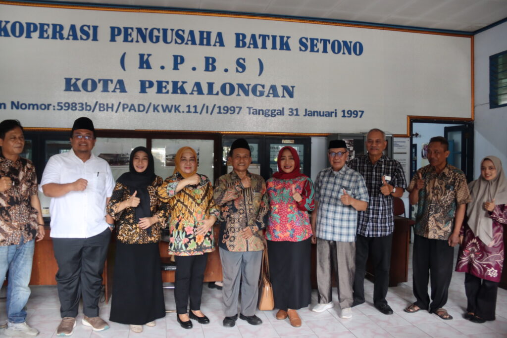 PEKALONGAN – Komisi B DPRD Provinsi Jateng menyoroti eksistensi Pasar Sentono sebagai sentra batik Kota Pekalongan dalam penjualan batik, Senin (8/12/2025). Di pasar itu, Komisi B ingin menyerap aspirasi para penjual batik.