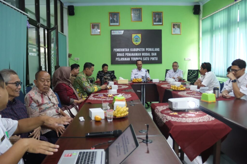 PEMALANG – Komisi A DPRD Provinsi Jateng berdiskusi dengan Dinas Penanaman Modal dan Pelayanan Terpadu Satu Pintu (DPMPTSP) Kabupaten Pemalang, Rabu (7/1/2026). Diskusi dilakukan guna melihat secara langsung pelaksanaan dan kondisi layanan perizinan di daerah.