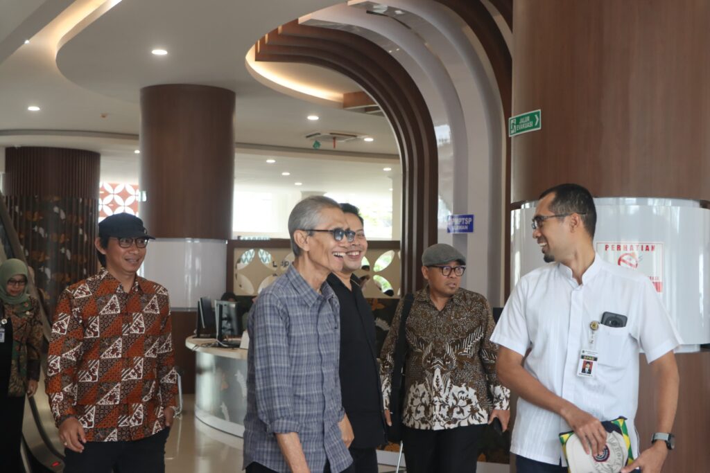 SLEMAN - Dalam rangka meningkatkan pelayanan yang inovatif dan terintegrasi, Komisi A melaksanakan studi komparasi terkait Sistem dan Inovasi Penyelenggaraan Pelayanan Terpadu ke Mal Pelayanan Publik (MPP) Kabupaten Sleman, DI. Yogyakarta Jumat (30/1/2026). MPP sendiri berfungsi untuk mengintegrasikan berbagai layanan instansi pusat, daerah, BUMN/BUMD, dan swasta dalam satu tempat untuk mempermudah masyarakat.