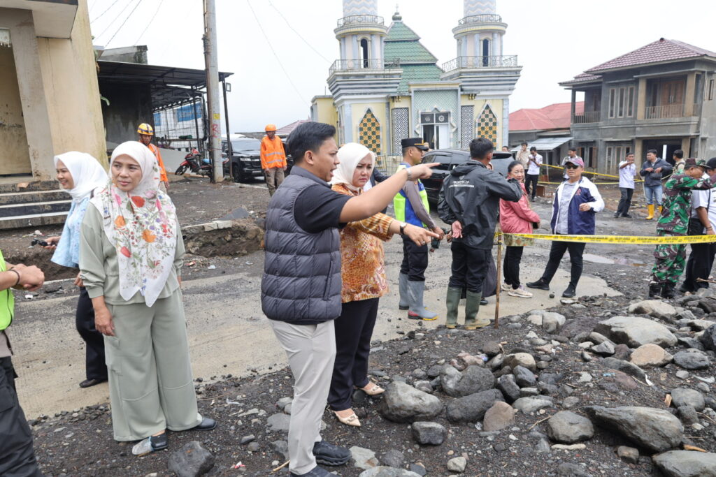PEMALANG - Komisi E DPRD Provinsi Jateng meninjau posko tanggap darurat bencana banjir bandang Kecamatan Pulosari Kabupaten Pemalang, Rabu (4/2/2026). Tujuannya untuk memonitoring sekaligus menyerahkan bantuan logistik untuk korban terdampak banjir bandang.