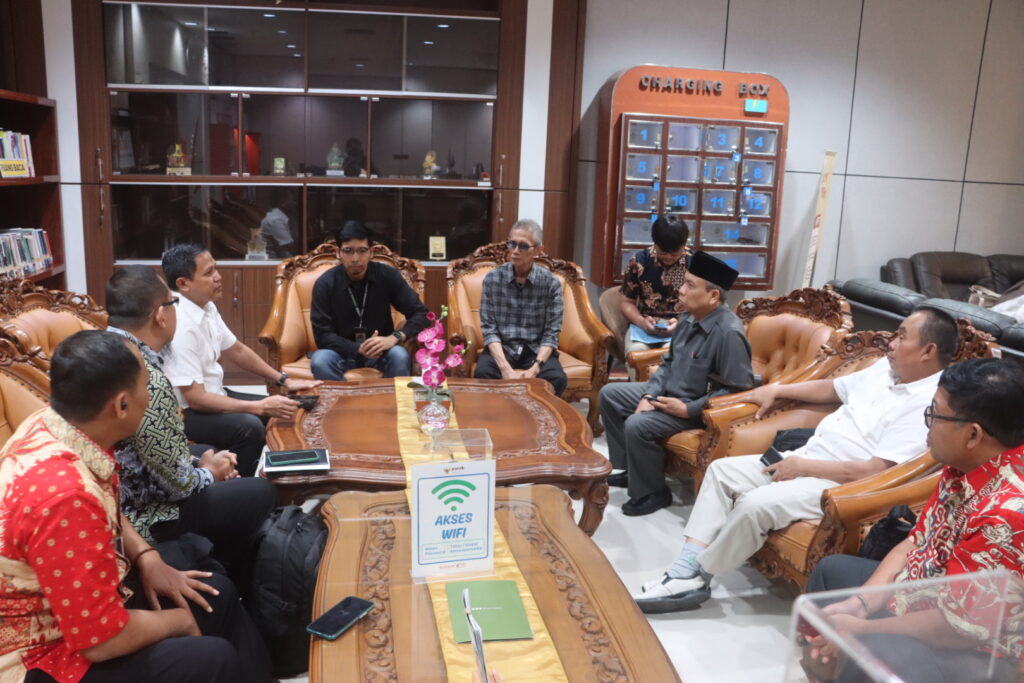 JAKARTA - Komisi A DPRD Provinsi Jateng menyambangi Kantor Kementerian PAN RB, Jakarta, Jumat (6/2/2026). Tujuannya untuk mendiskusikan soal tindaklanjut penyelesaian permasalahan tugas pembantuan operasi & pemeliharaan (TPOP) Pemerintah Provinsi Jateng.