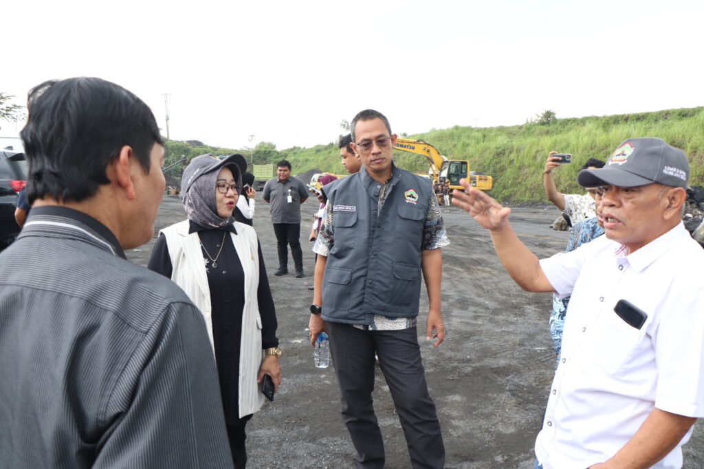 PEMALANG - Bencana banjir dan tanah longsor di lereng Gunung Slamet yang menimpa beberapa titik di Kabupaten Pemalang, Tegal, dan Purbalingga beberapa hari lalu menjadi perhatian DPRD Provinsi Jateng. Ada beberapa penyebab bencana itu terjadi.