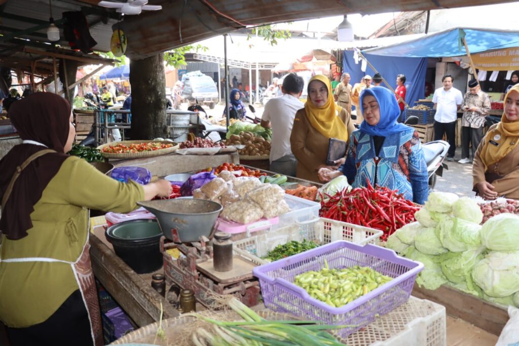 PEKALONGAN – Komisi B DPRD Provinsi Jateng melakukan inspeksi mendadak (sidak) guna mengawasi ketersediaan cadangan pangan dan stabilitas harga kebutuhan pokok menjelang Hari Raya Idul Fitri 1447 H. Pantauan lapangan dilakukan di 2 titik utama yakni Pasar Banjarsari dan Pasar Batik Sentono, Kota Pekalongan, Senin (9/3/2026).