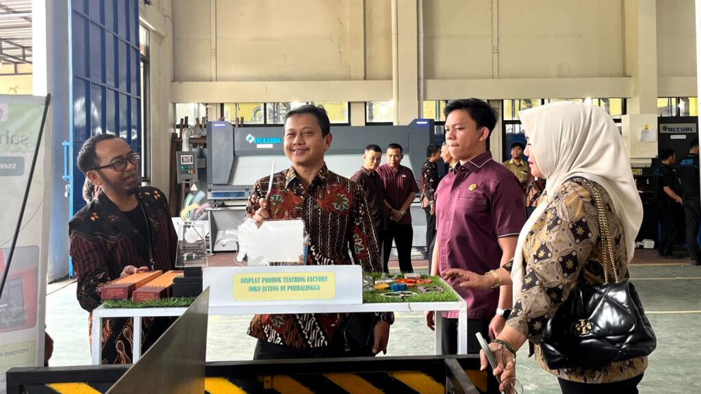 PURBALINGGA – Komisi E DPRD Provinsi Jateng menyambangi Kampus SMK Negeri Jateng di Kabupaten Purbalingga, Selasa (10/3/2026). Kunjungan itu bertujuan untuk melihat secara langsung pengembangan pendidikan vokasi yang berkualitas sekaligus meninjau program sekolah kejuruan gratis bagi siswa berprestasi dari keluarga kurang mampu di Jateng.