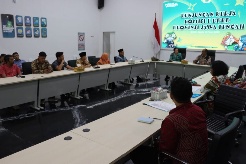 MADIUN - Komisi E DPRD Jawa Tengah mengunjungi Kantor Setda Kota Madiun, Kamis (12/3/2026), untuk mencari data dan informasi seputar perlindungan tenaga kerja informal. Dalam kegiatan itu, Komisi E didampingi Biro Kesra, Dinas Tenaga Kerja, dan Dinas Sosial Provinsi Jateng.