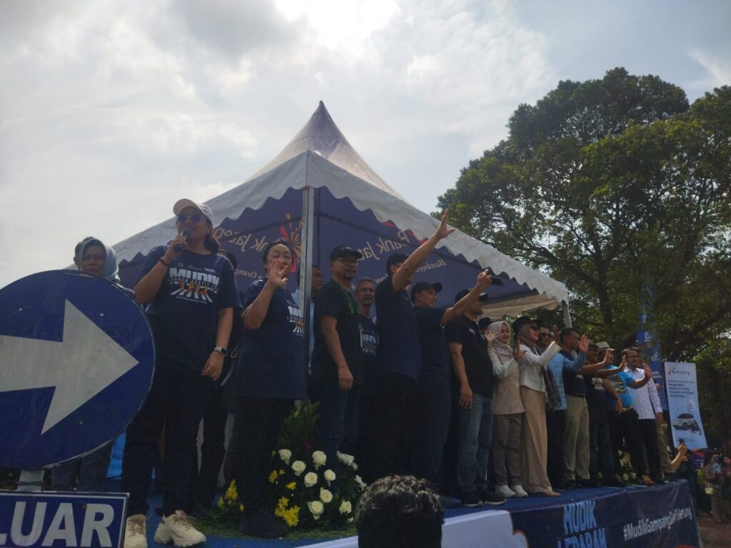 JAKARTA – Gubernur Ahmad Luthfi resmi melepas keberangkatan 325 armada bus dalam program Mudik Gratis Lebaran 2026 di Lapangan Museum Purna Bhakti Pertiwi, Taman Mini Indonesia Indah (TMII), Jakarta Timur, Senin (16/3/2026). Program tahunan itu merupakan kolaborasi Pemprov Jateng, Bank Jateng, Baznas, dan sejumlah instansi lainnya.