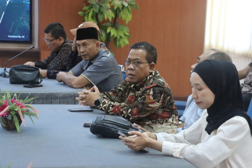 MADIUN - Komisi D DPRD Provinsi Jateng bertandang ke Dinas Pekerjaan Umum & Penataan Ruang (DPUPR) Kota Madiun, Kamis (12/3/26). Disana, Komisi D menggali berbagai masukan terkait penyusunan Raperda tentang Penyelenggaraan Standarisasi Jalan Provinsi.