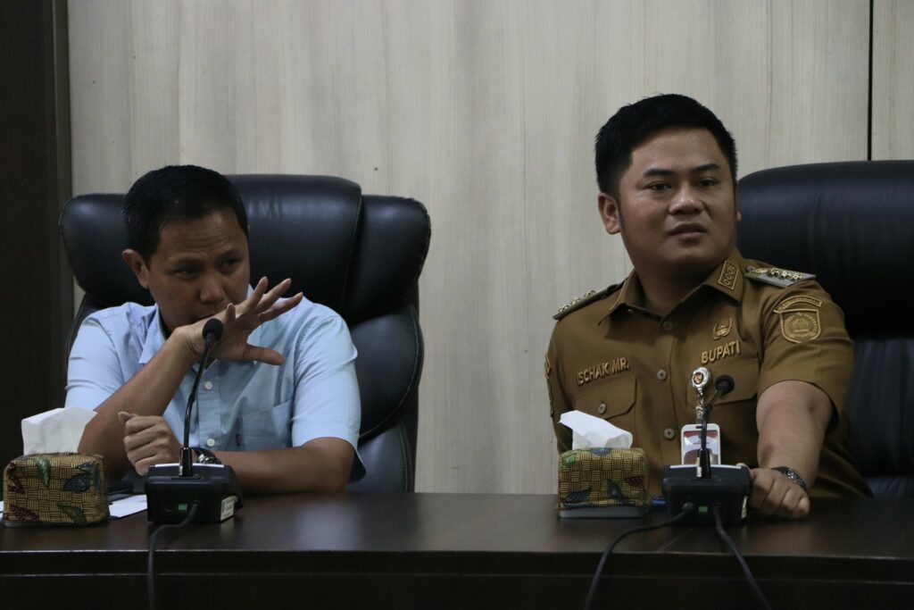 SLAWI - Guna memperkaya materi dalam Raperda Pelayanan Publik, Komisi A DPRD Provinsi Jateng terus mengumpulkan data dan informasi ke sejumlah daerah. Kali ini, Senin (9/3/2026), Komisi A menyambangi Kabupaten Tegal dan berdiskusi dengan Bupati Tegal Ischak Maulana Rohman.