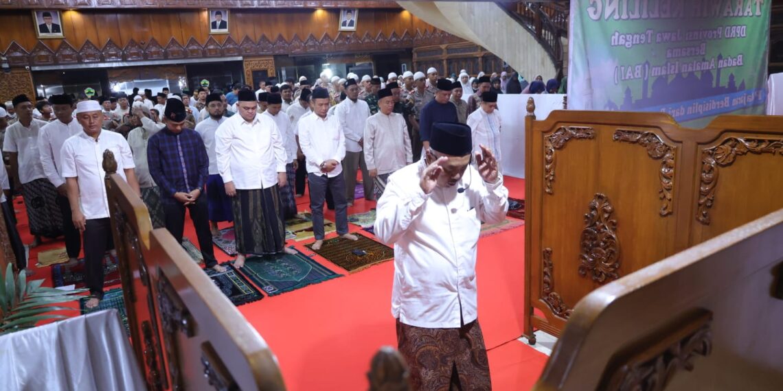 Puluhan Jamaah Ikuti Tarawih Keliling di DPRD Jateng