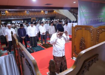 Puluhan Jamaah Ikuti Tarawih Keliling di DPRD Jateng
