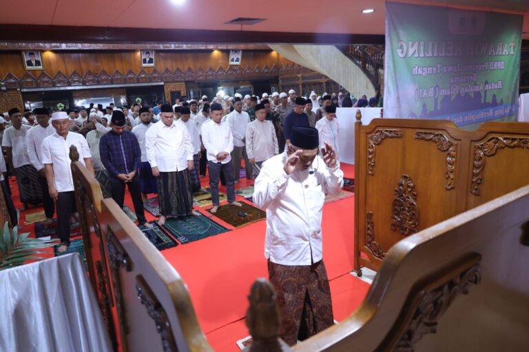 Puluhan Jamaah Ikuti Tarawih Keliling di Gedung Berlian