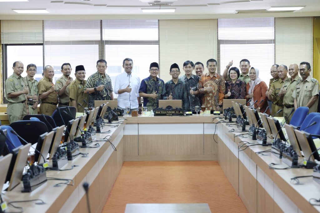 SEMARANG – DPRD Jawa Tengah mendorong pemerintah provinsi segera membangun sekolah di wilayah yang masih tergolong blank spot atau belum memiliki fasilitas pendidikan menengah negeri. Keberadaan sekolah di wilayah tersebut dinilai penting untuk memperluas akses pendidikan sekaligus meringankan beban ekonomi masyarakat.