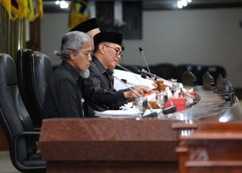 RAPAT PARIPURNA: Pembahasan Raperda tentang Garis Sempadan