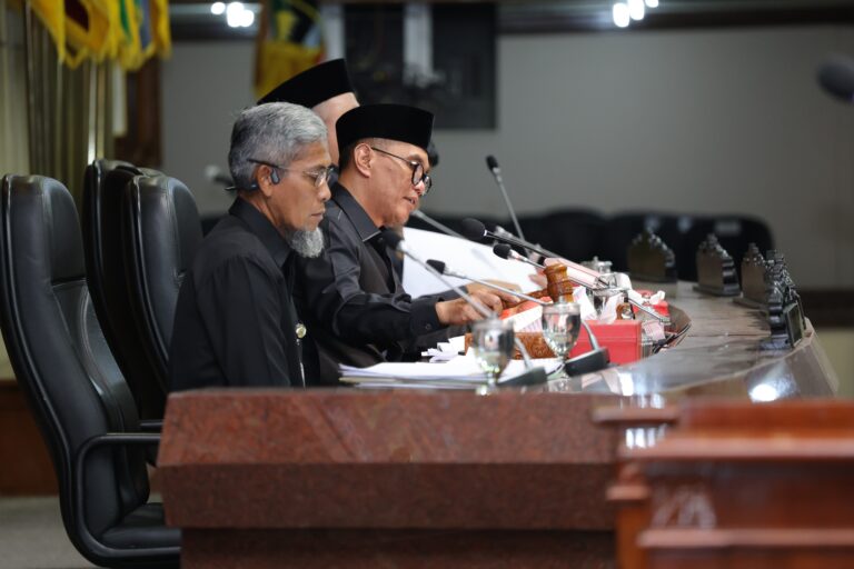 RAPAT PARIPURNA: Pembahasan Raperda tentang Garis Sempadan