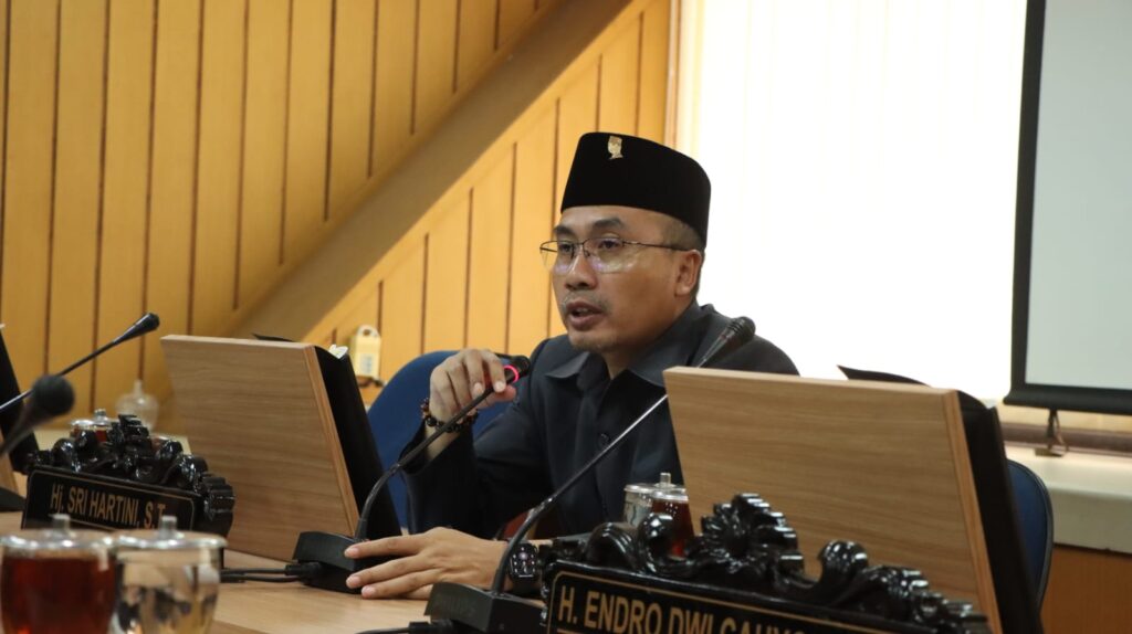 GEDUNG BERLIAN - Komisi B DPRD Provinsi Jateng menegaskan perlu pembentukan perda yang melarang peredaran daging anjing dan kucing. Regulasi tersebut dapat memperkuat upaya penertiban praktik perdagangan sekaligus mencegah risiko kesehatan, khususnya penyebaran virus rabies.