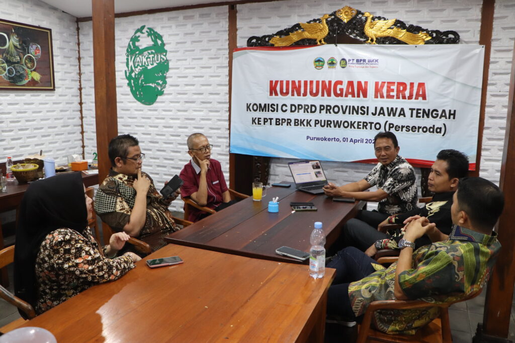 BANYUMAS - Tingginya rasio Non-Performing Loans (NPL/ kredit macet) masih menjadi persoalan utama yang dialami BPR BKK. Dalam hal ini, Komisi C DPRD Provinsi Jateng meminta masing-masing BPR BKK membentuk tim khusus penanganan NPL tersebut.