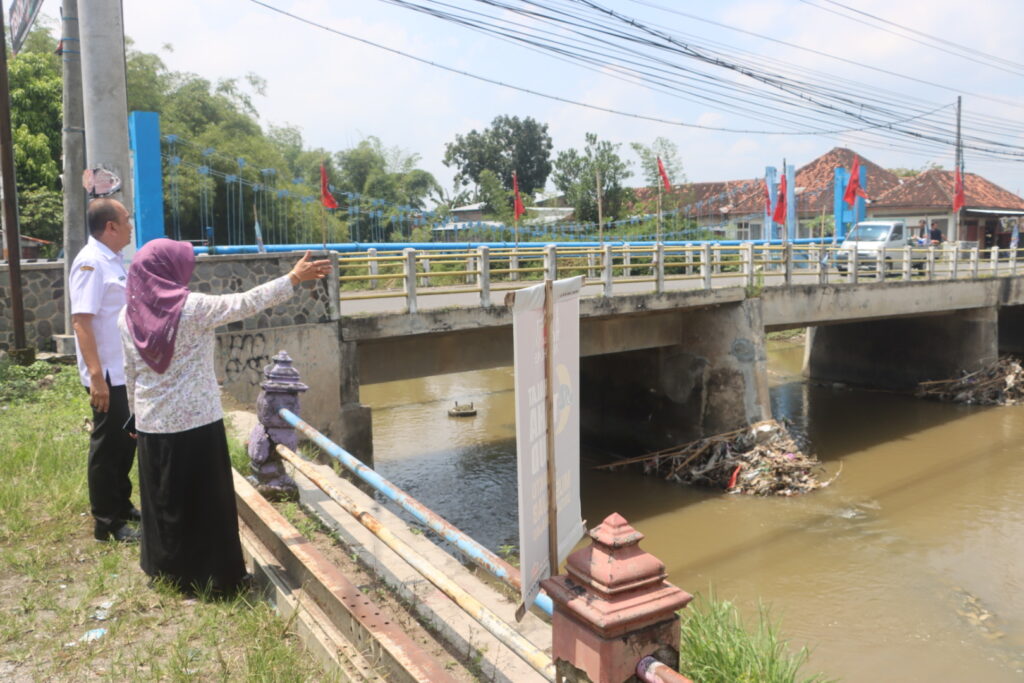 KLATEN - Kondisi fisik Jembatan Dengkeng di Desa Plosowangi Kecamatan Cawas Kabupaten Klaten kini memprihatinkan. Dari pantauan Komisi D DPRD Provinsi Jateng, Rabu (1/4/2025), fisik jalan jembatan sekarang sudah 'melengkung' atau mengalami penurunan.