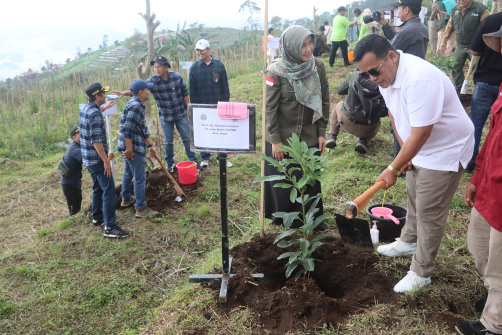 UNGARAN – Komisi B DPRD Provinsi Jateng memberikan apresiasi terhadap kegiatan penanaman pohon di kawasan hulu Rawapening, tepatnya di lereng Gunung Ungaran, kawasan Candi Gedongsongo Desa Candi Kecamatan Bandungan Kabupaten Semarang. Lokasi tersebut dipilih sebagai tempat penanaman karena termasuk kawasan lahan kritis yang membutuhkan upaya pemulihan lingkungan.