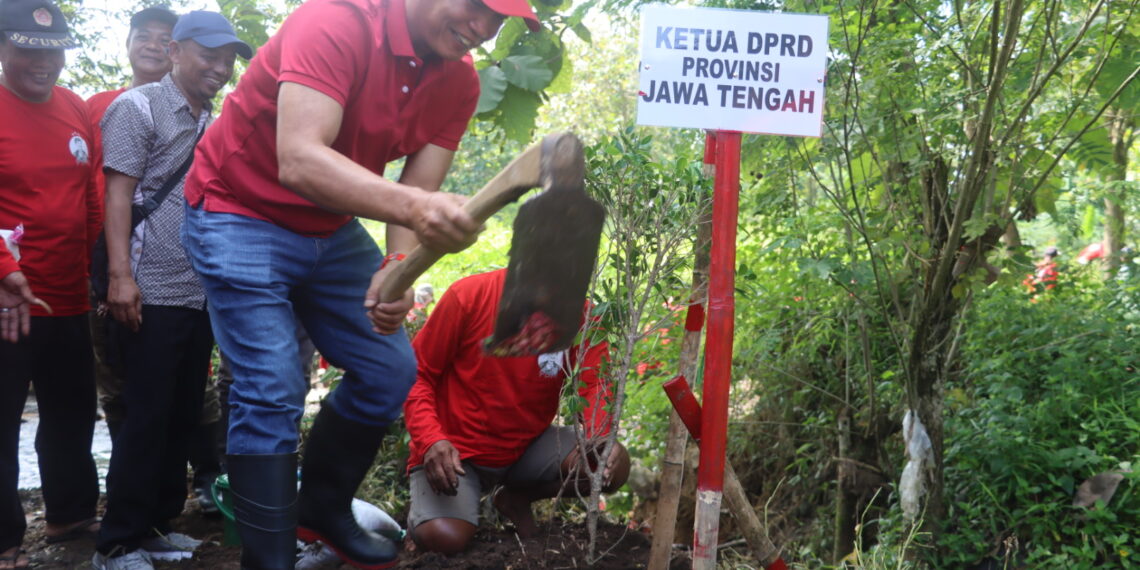 Warga Suruh Karanganyar  Gotong Royong Menanam Harapan di Sungai Ndelok