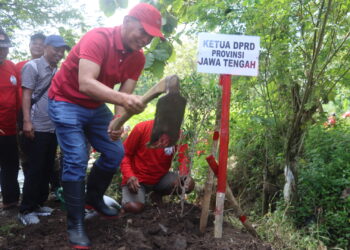 Warga Suruh Karanganyar  Gotong Royong Menanam Harapan di Sungai Ndelok