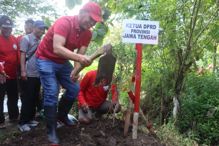 Warga Suruh Karanganyar  Gotong Royong Menanam Harapan di Sungai Ndelok