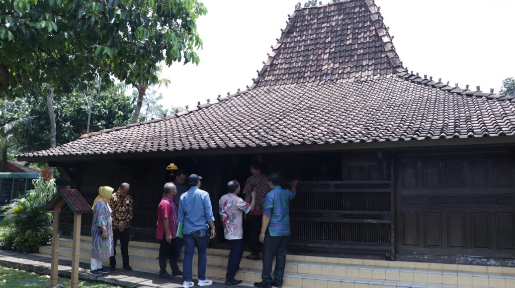 JAKARTA - Dalam kegiatan monitoring pengelolaan pendapatan asli daerah (PAD), Komisi C DPRD Provinsi Jateng mendengar adanya keluhan Badan Penghubung (Banhub) soal perolehan pendapatan. Disampaikan oleh Risturino selaku Plt. Banhub