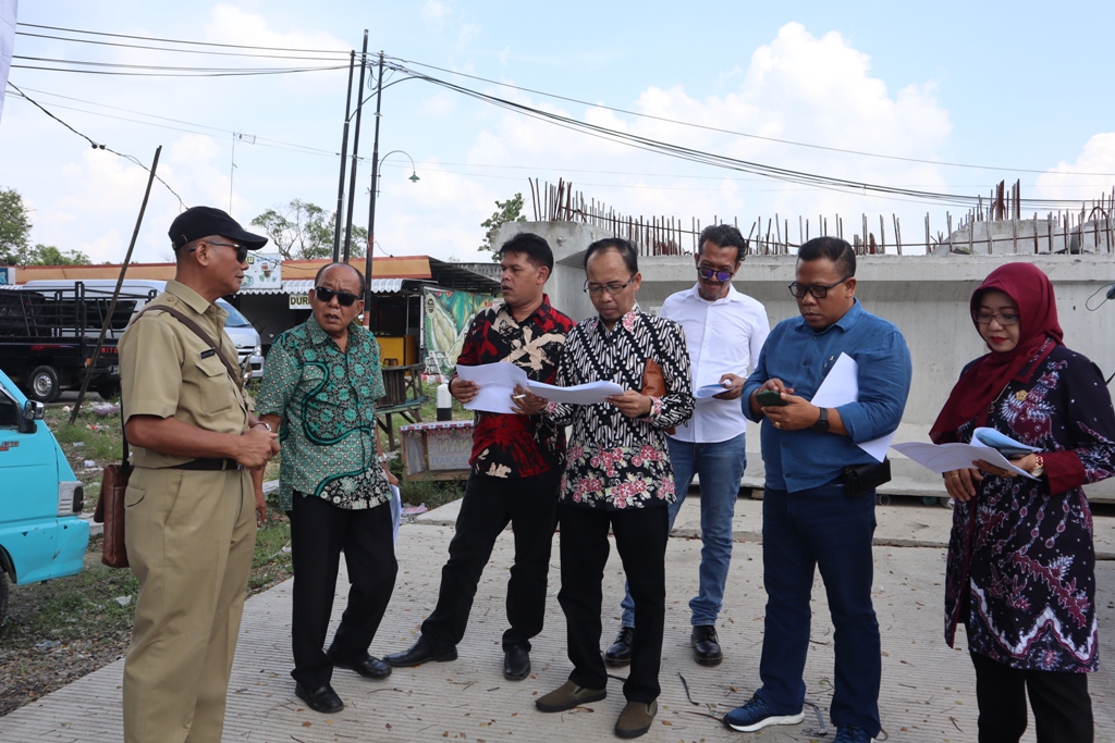 SRAGEN - Komisi D DPRD Jawa Tengah meninjau perkembangan proyek penggantian jembatan Ganepo di ruas Jalan Galeh-Ngrampal, Sragen, Senin (8/5/2023).