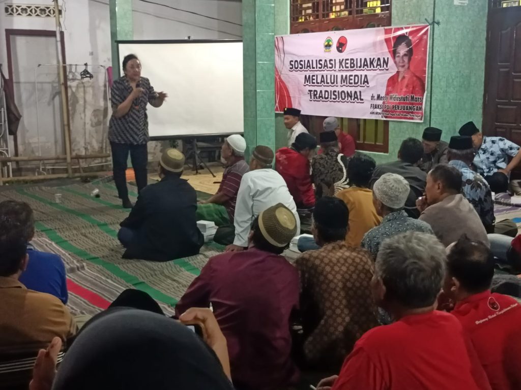 TEGAL – Anggota DPRD Jateng Messy Widiastuti mengajak masyarakat untuk terus menjaga persatuan dan kesatuan bangsa. Hal tersebut mengingat Indonesia merupakan negara majemuk atau penuh dengan keragaman sosial budaya.