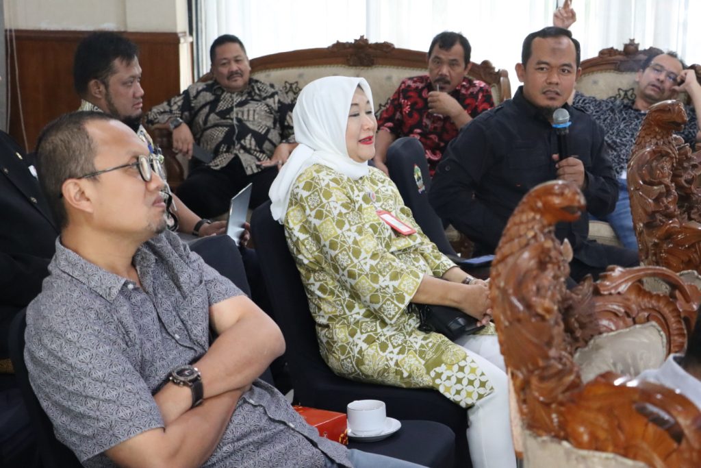 JAKARTA – Penerimaan pendapatan dari sektor pariwisata mendapat sorotan Komisi C DPRD Provinsi Jateng. Hal itu terlihat saat diskusi bersama Badan Penghubung dan Disporapar Provinsi Jateng, Kamis (3/1/2024), di Anjungan Jateng Taman Mini Indonesia Indah (TMII), Kota Jakarta.