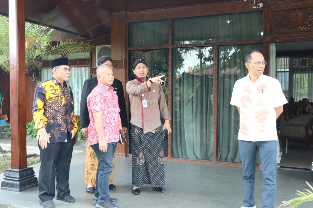 JAKARTA – Komisi B mendorong Badan Penghubung Pemerintah Provinsi Jateng di Jakarta supaya terus memiliki daya gebrak guna memasarkan produk UMKM maupun produk unggulan daerah. Fungsi Badan Penghubung adalah membantu gubernur sebagai penunjang koordinasi urusan pemerintah daerah dengan pusat.